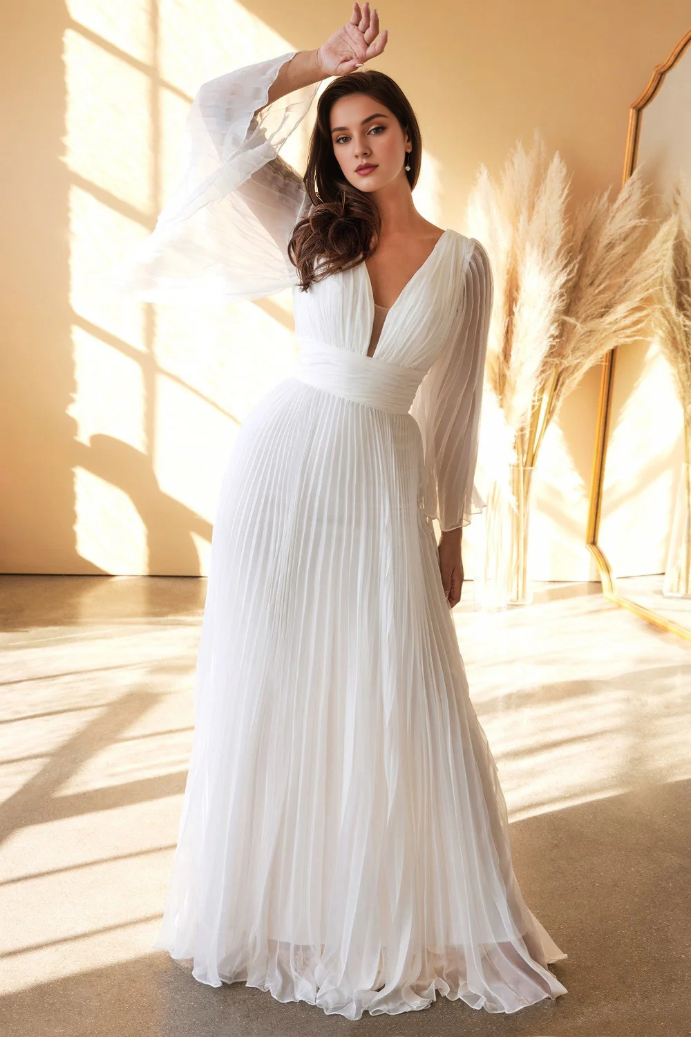 Abito da sposa bianco sporco con maniche lunghe svasate e stropicciate